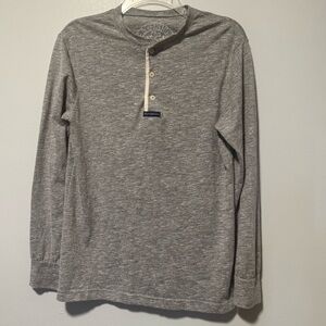 Gray Long-Sleeve Henley Shirt - Casual Comfort